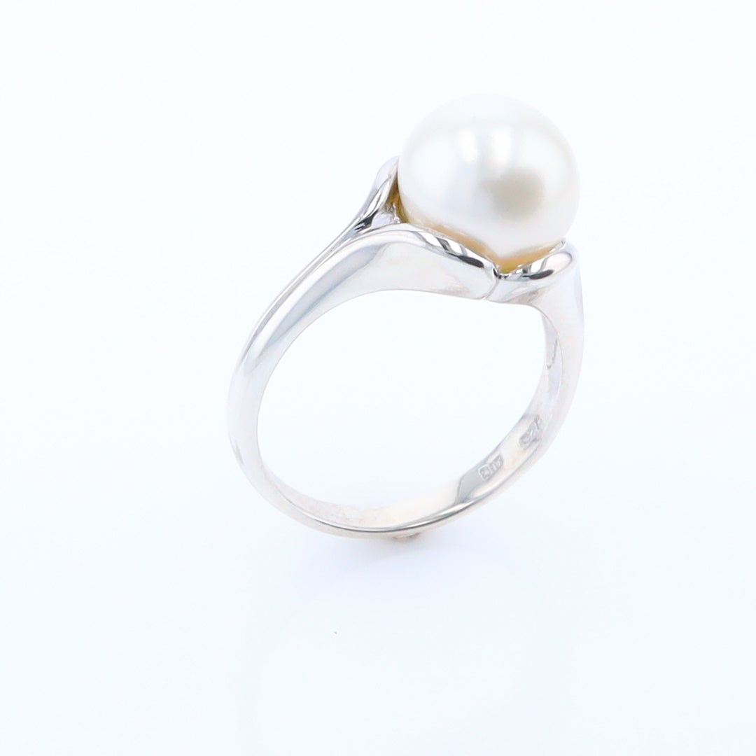 Solitaire Pearl Ring