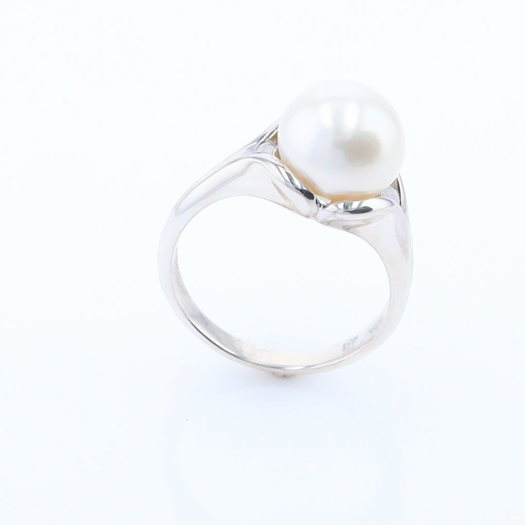 Solitaire Pearl Ring