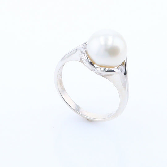 Solitaire Pearl Ring