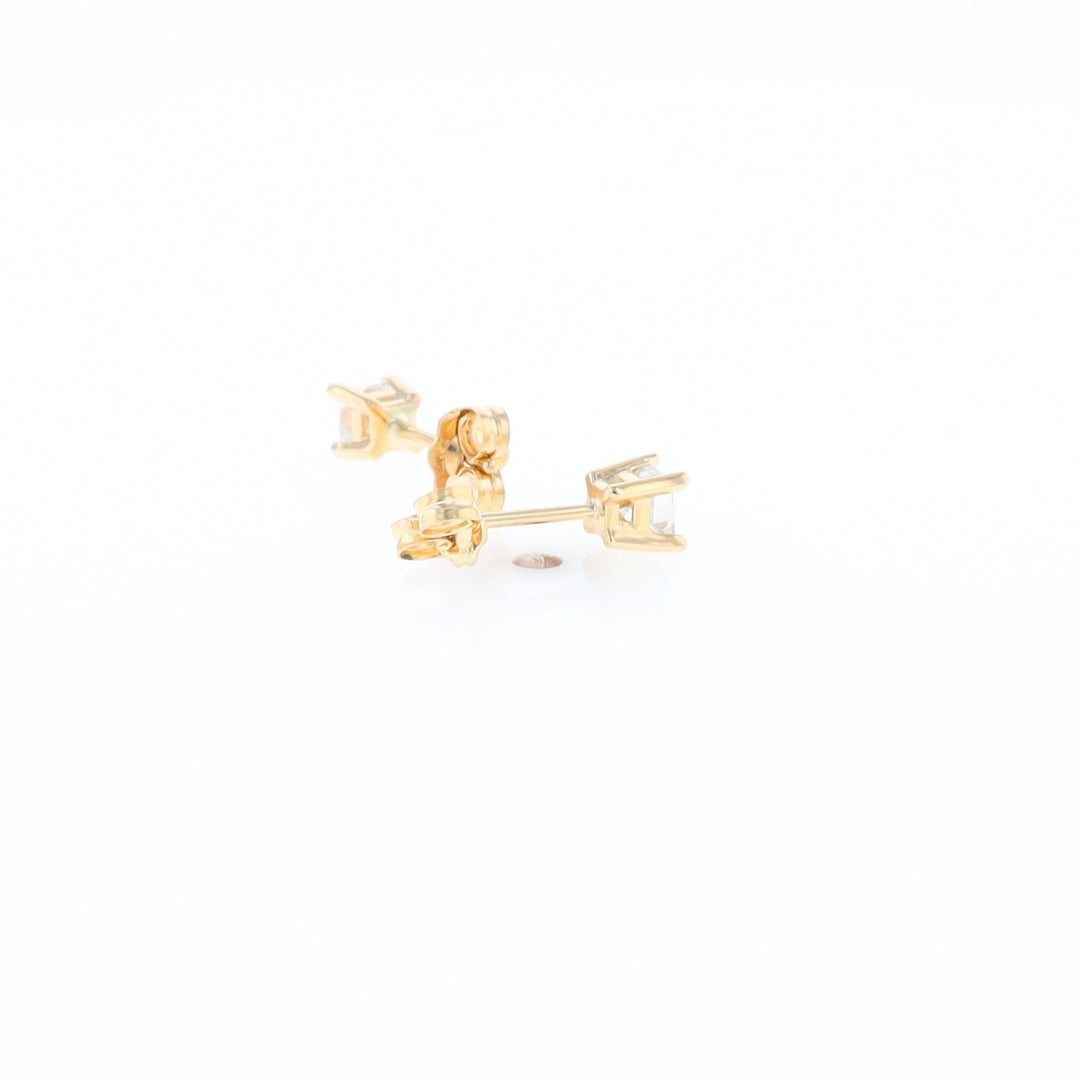 0.39ctw Diamond Stud Earrings