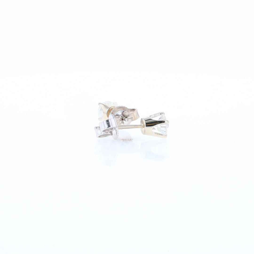 0.64ctw Diamond Stud Earrings